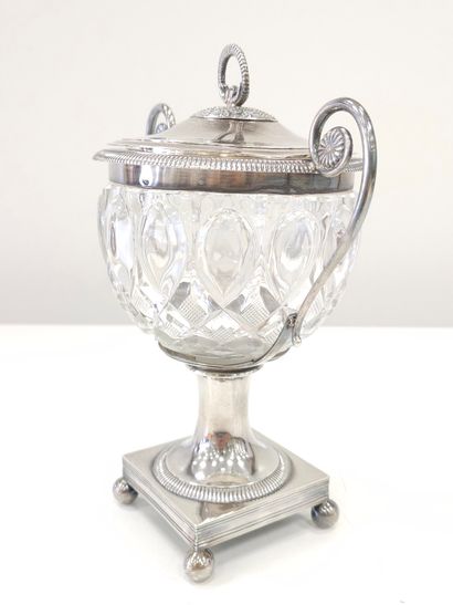 DRAGEOIR en argent et cristal à deux anses...
