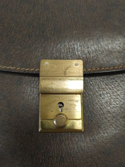 GUCCI
CARTABLE EN CUIR marron, fermeture...