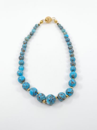 COLLIER de perles de turquoises en chute...