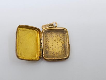 LOT d'or 750° comprenant :
Croix en or 
Pendentif...