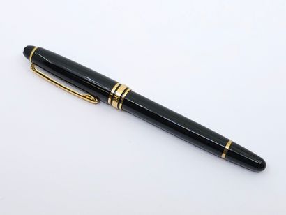 MONTBLANC
Stylo bic en métal doré