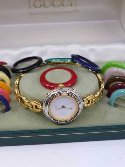 GUCCI 
MONTRE VINTAGE à quinze lunettes interchangeable...