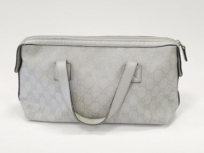 GUCCI 
Sac à main en toile argenté 
Usur...