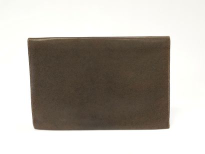 GUCCI
CARTABLE EN CUIR marron, fermeture...