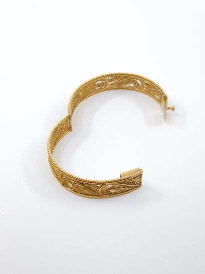 TRAVAIL Etranger 
BRACELET d'enfant ajouré...