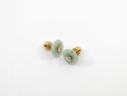 PAIRE DE BOUCLE D'OREILLE en jade et or jaune...