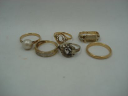 1 Bague Or gris 18kt et pierre 1,68g 1 Alliance...