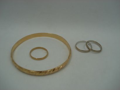 1 Bracelet rigide Or 18kt 10,00 g 2 Alliances...