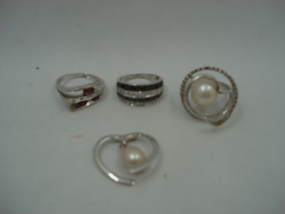 2 Bagues Or gris 18kt et pierres rouges et...