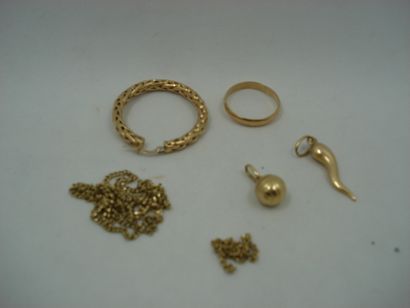 1 Boucle Or 18kt 3,33g 1 Chaîne Or 18kt 4,34g...
