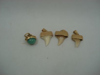 1 Pendentif Or 18kt et pierre 4,73g 3 Pendentifs...