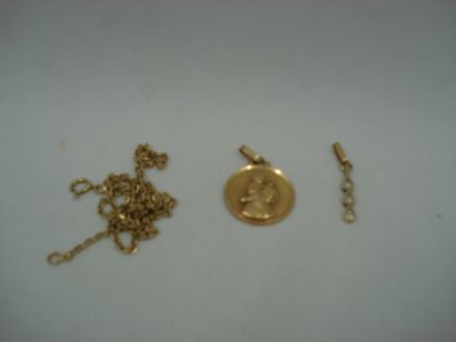 1 Pendentif Or 18kt et diamants 1,04g 1 Chaîne...