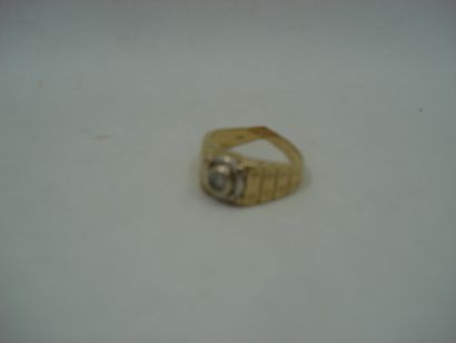 1 Bague Or 18kt et pierre 9,21g déformée...