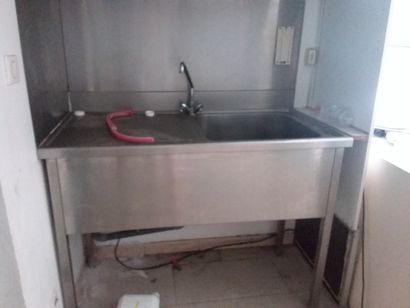 plonge un bac métallique