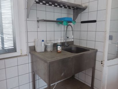 plongé un bac métallique