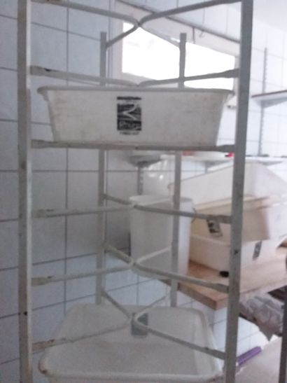 deux chariots métallique 
bacs en PVC