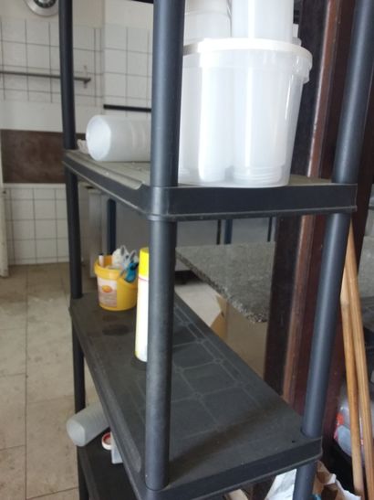 deux étagères en plastique 
lot d'emball...