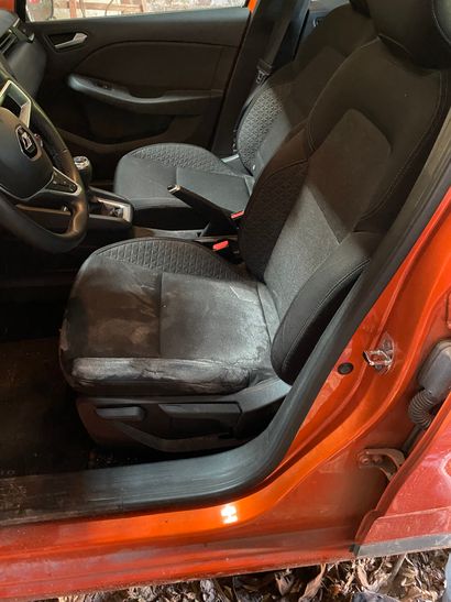 Véhicule RENAULT modèle CLIO V
De couleur...