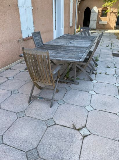 table de jardin et six chaises en bois
