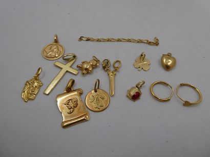 10 Pendentifs Or 18kt et divers 9 g 2 Boucles...