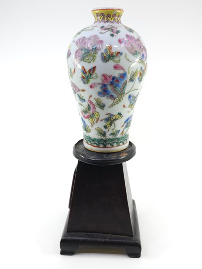 CHINE
Famille verte
Vase asiatique sur son...