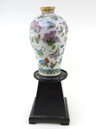 CHINE
Famille verte
Vase asiatique sur son...