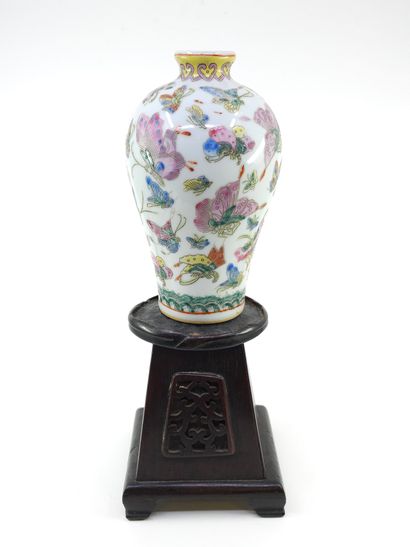 CHINE
Famille verte
Vase asiatique sur son...