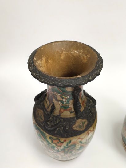 PAIRE DE VASES DE NANKIN en porcelaine craquelée...