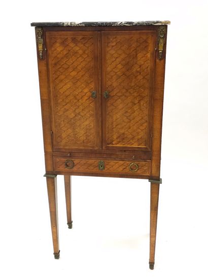 PETIT SECRETAIRE en cabinet marqueté en bois...