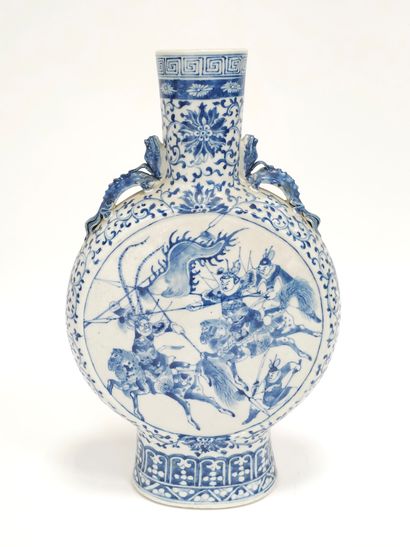 CANTON 
Vase gourde en porcelaine blanche...