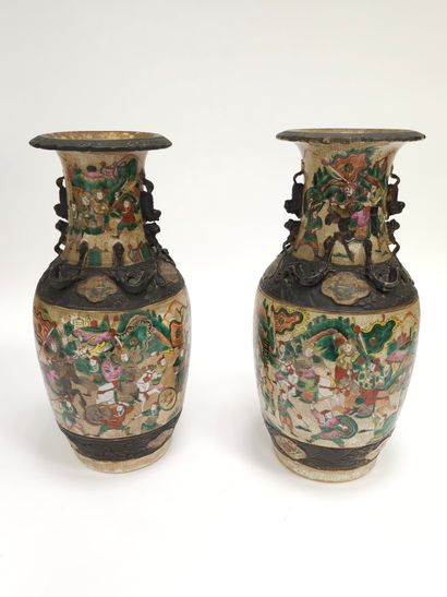 PAIRE DE VASES DE NANKIN en porcelaine craquelée...