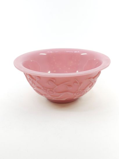 COUPE en opaline rose à décor de branchages...