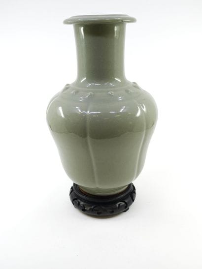 TRAVAIL début XXeme siècle
Vase en porcelaine...