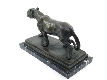 BARYE d'après
PANTHERE en bronze sur un socle...