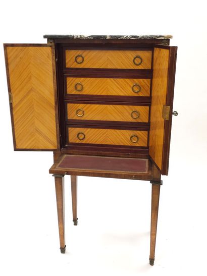 PETIT SECRETAIRE en cabinet marqueté en bois...