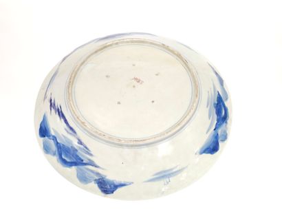 JAPON 
GRAND plat en porcelaine d'Arita polychrome...