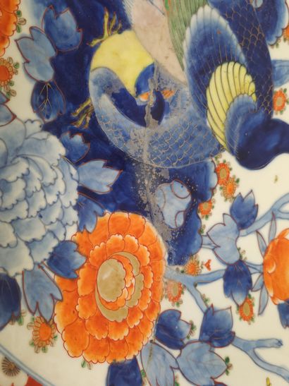 JAPON 
GRAND plat en porcelaine d'Arita polychrome...