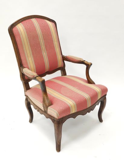 PAIRE DE FAUTEUILS à la reine, assise, dossier...