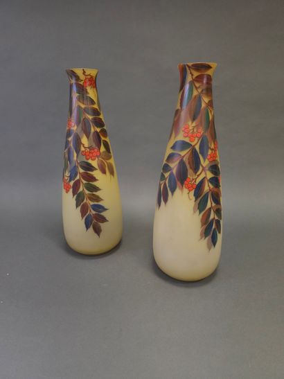 LEUNE (1861-1930)
Paire de vases en verre...