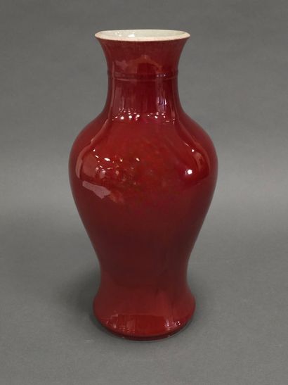 INDOCHINE 
Grand vase flammé, sur socle en...