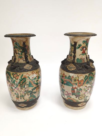 PAIRE DE VASES DE NANKIN en porcelaine craquelée...