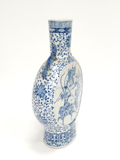 CANTON 
Vase gourde en porcelaine blanche...