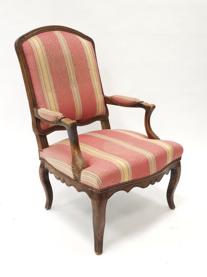 PAIRE DE FAUTEUILS à la reine, assise, dossier...