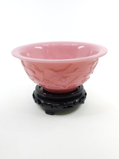 COUPE en opaline rose à décor de branchages...