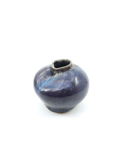 Eugène LION (1867 – 1945)
	Vase en grès à...