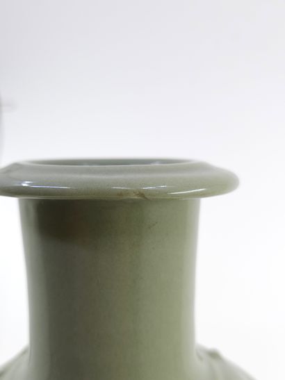 TRAVAIL début XXeme siècle
Vase en porcelaine...