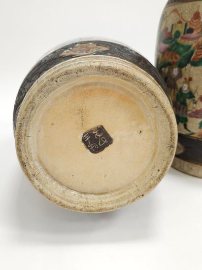 PAIRE DE VASES DE NANKIN en porcelaine craquelée...
