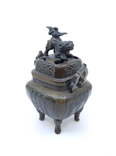 VIETNAM
Brule parfum en bronze quadripode...