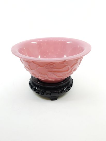 COUPE en opaline rose à décor de branchages...