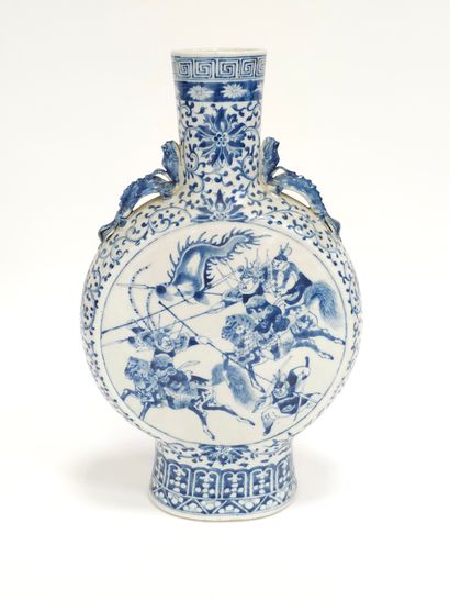 CANTON 
Vase gourde en porcelaine blanche...